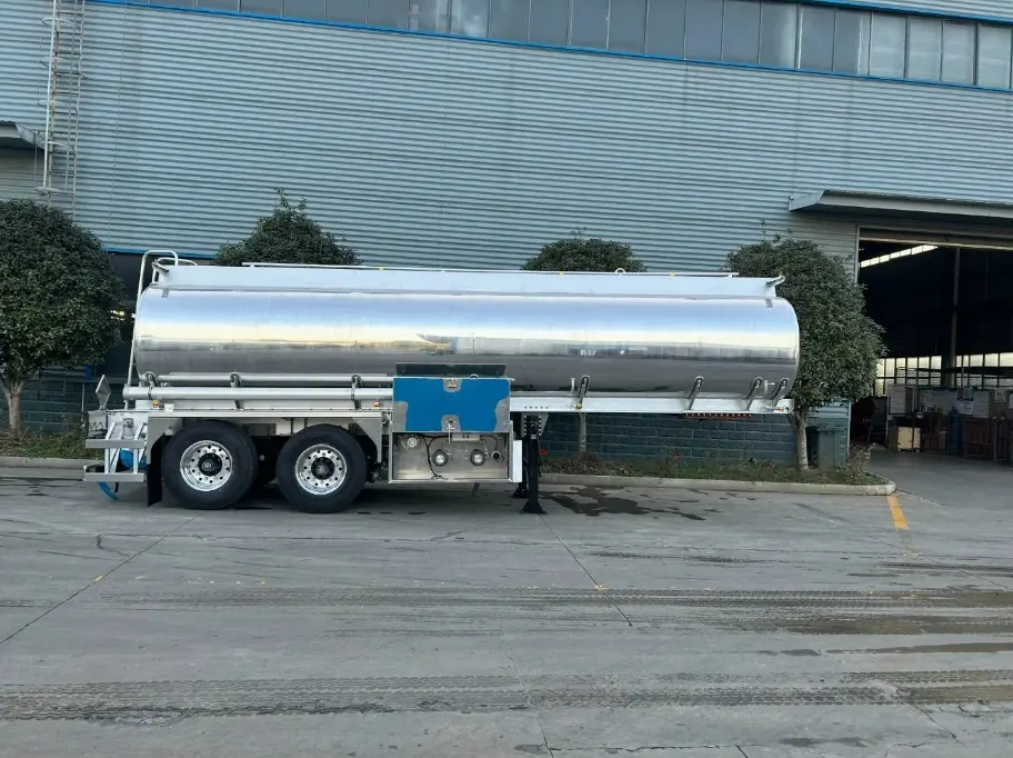 SINOHENG two-axle aluminium alloy fuel tanker semi-trailer for diesel transport view 3