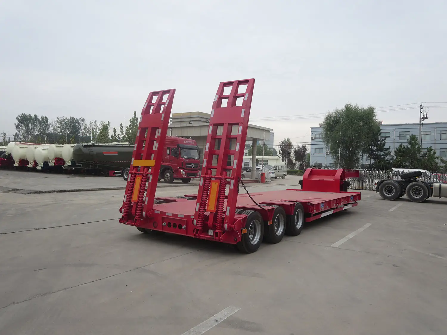 SINOHENG LHL9374TDP low flat semi-trailer with low 700mm deck view 4