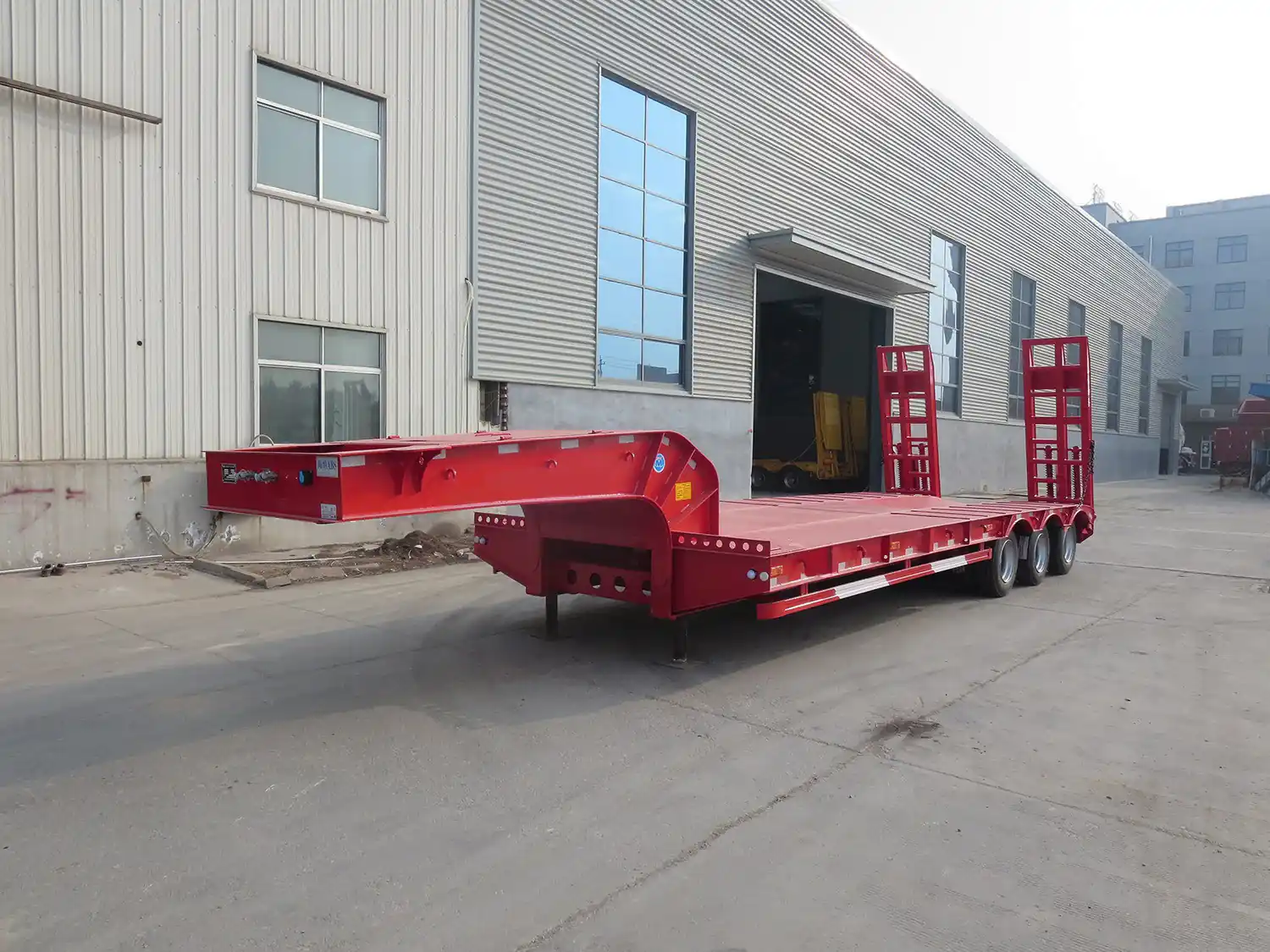SINOHENG LHL9359TDP compact low flatbed semi-trailer view 4