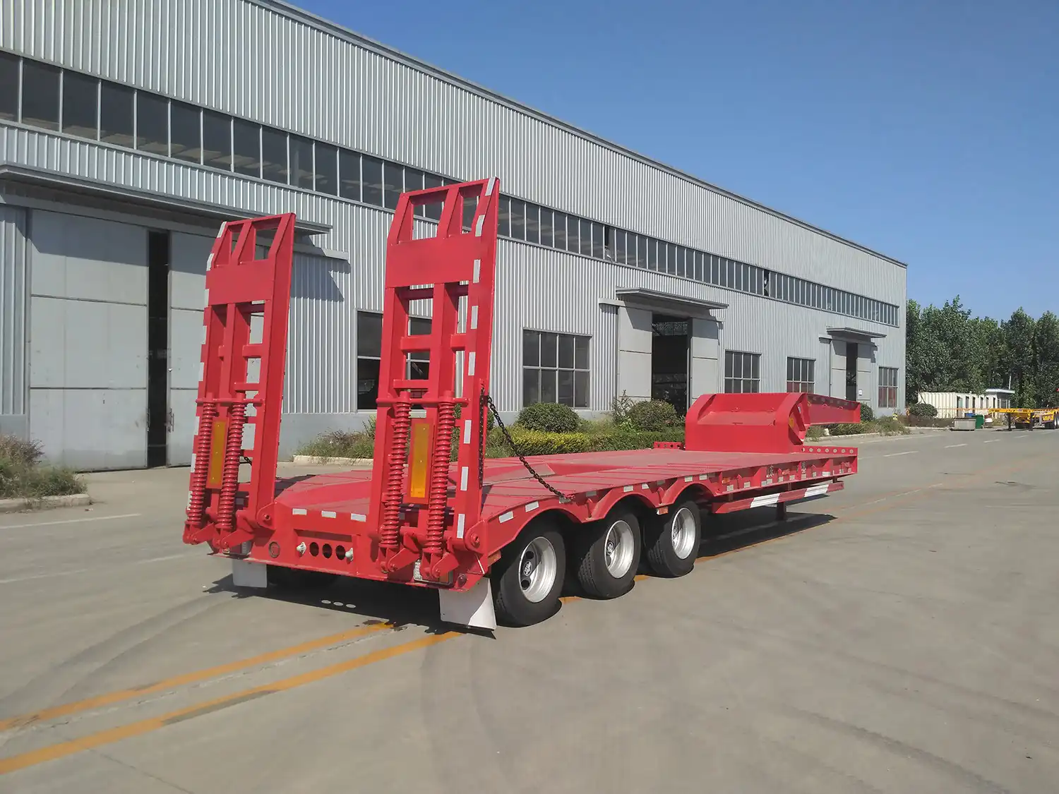 SINOHENG LHL9375TDP low flatbed semi-trailer with short deck and gooseneck