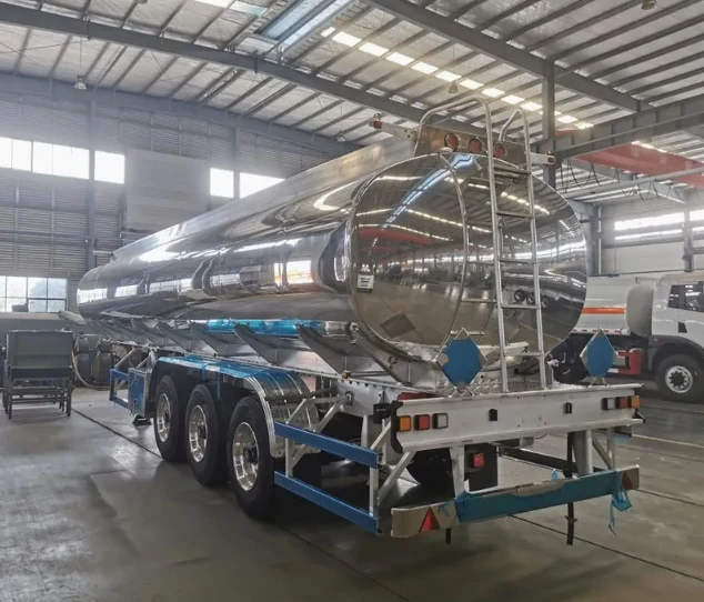 SINOHENG three-axle oil tanker fuel tank semi-trailer with square gooseneck tank view 3