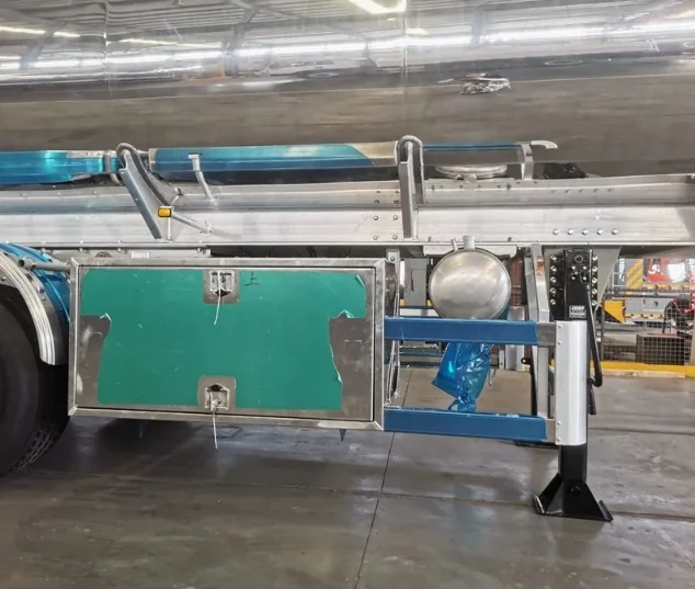 SINOHENG three-axle oil tanker fuel tank semi-trailer with square gooseneck tank view 4