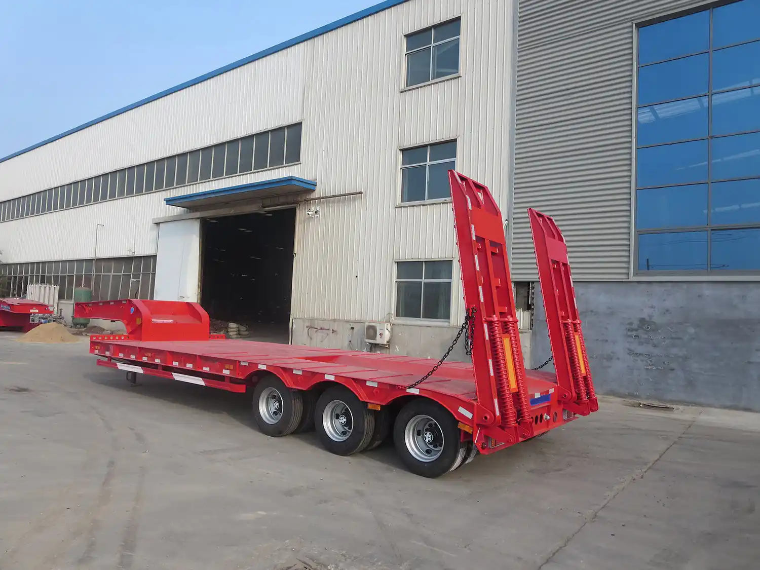 SINOHENG LHL9359TDP compact low flatbed semi-trailer view 5