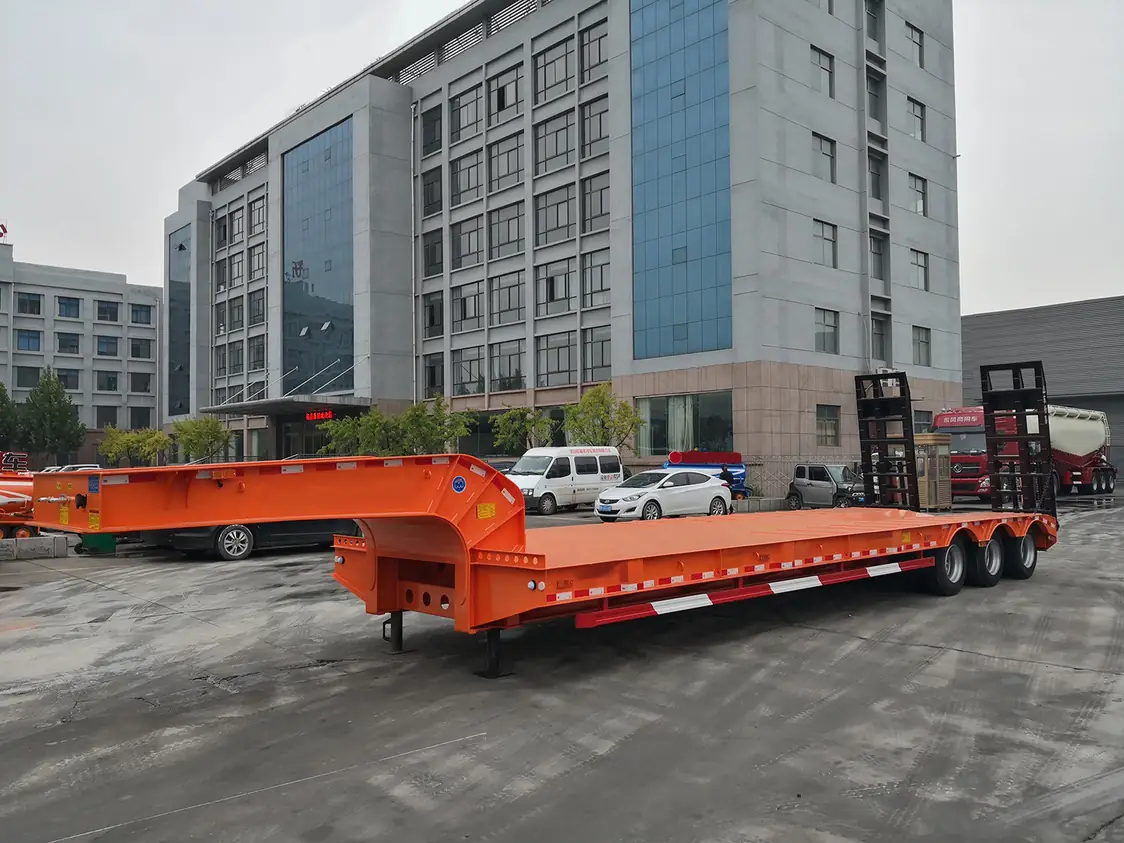 SINOHENG LHL9382TDP low flatbed semi-trailer loaded deck and gooseneck view 5
