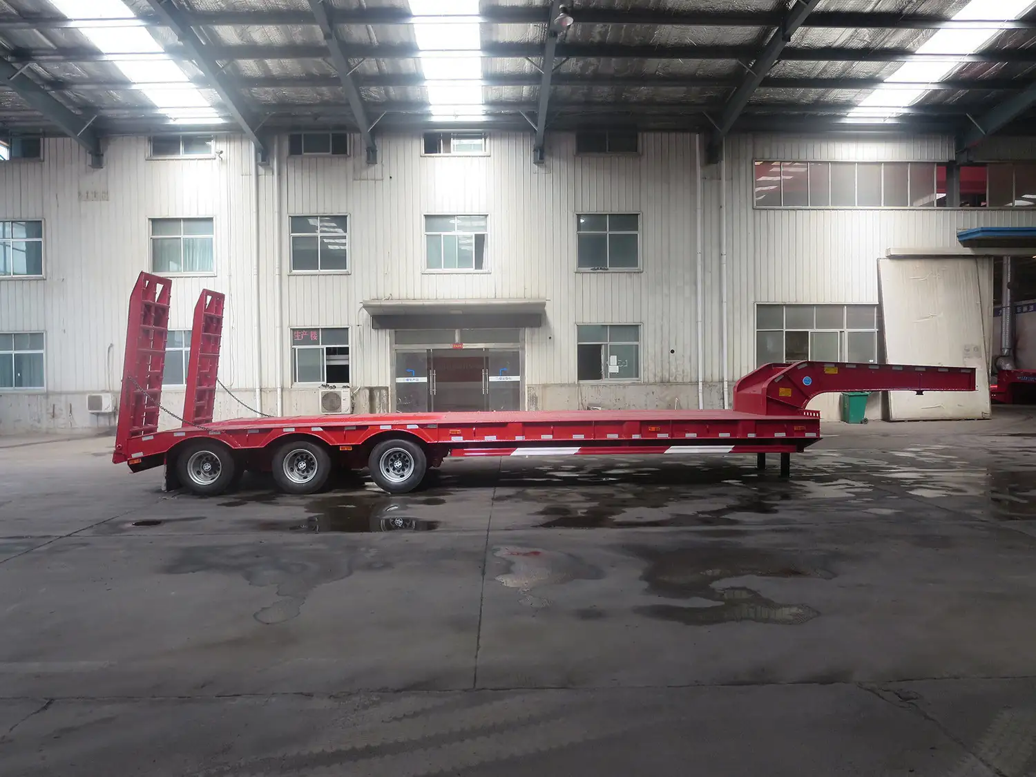 SINOHENG LHL9383TDP three-axle low flatbed semi-trailer with gooseneck and ramps view 5