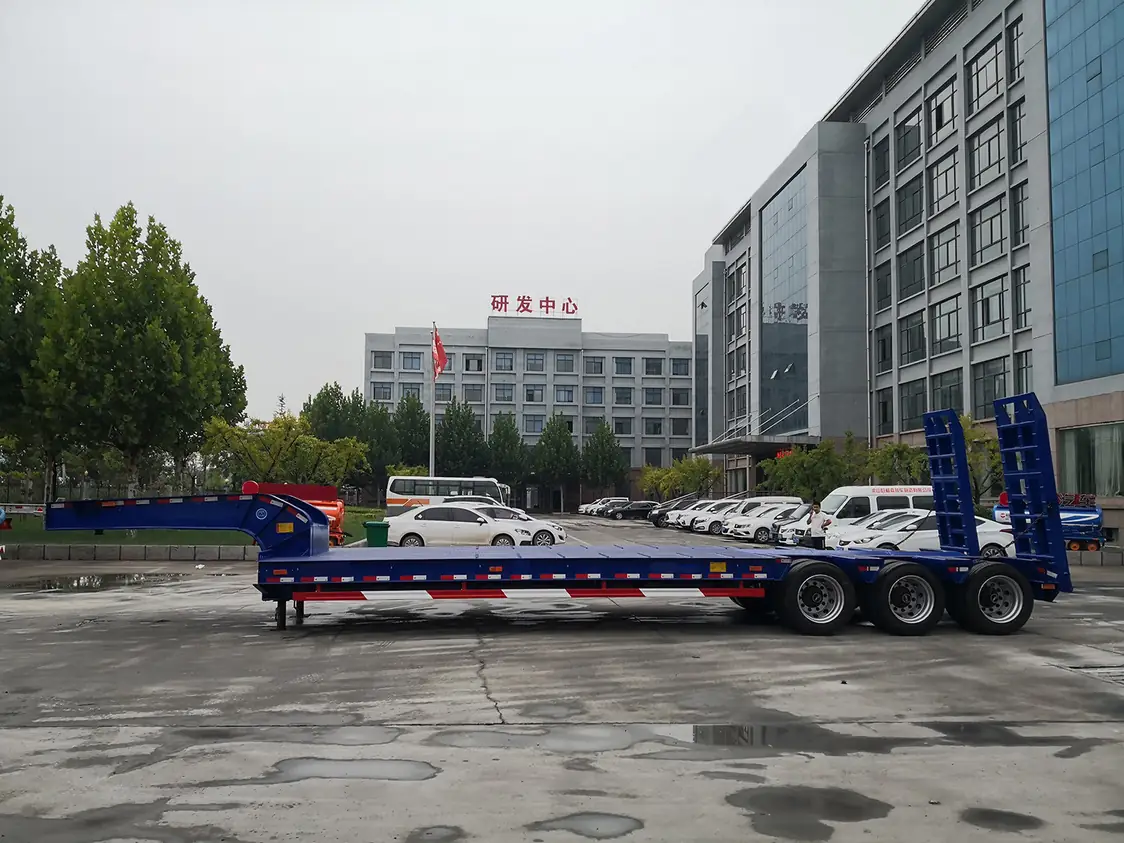 SINOHENG LHL9372TDP low flatbed semi-trailer with side protection bars view 4