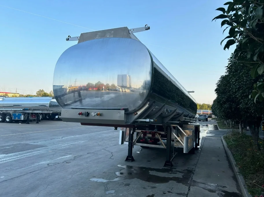 SINOHENG two-axle aluminium alloy fuel tanker semi-trailer for diesel transport view 4