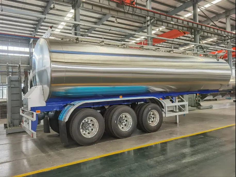 SINOHENG aluminium alloy oil tanker semi-trailer with square gooseneck tank and side walkway view 4