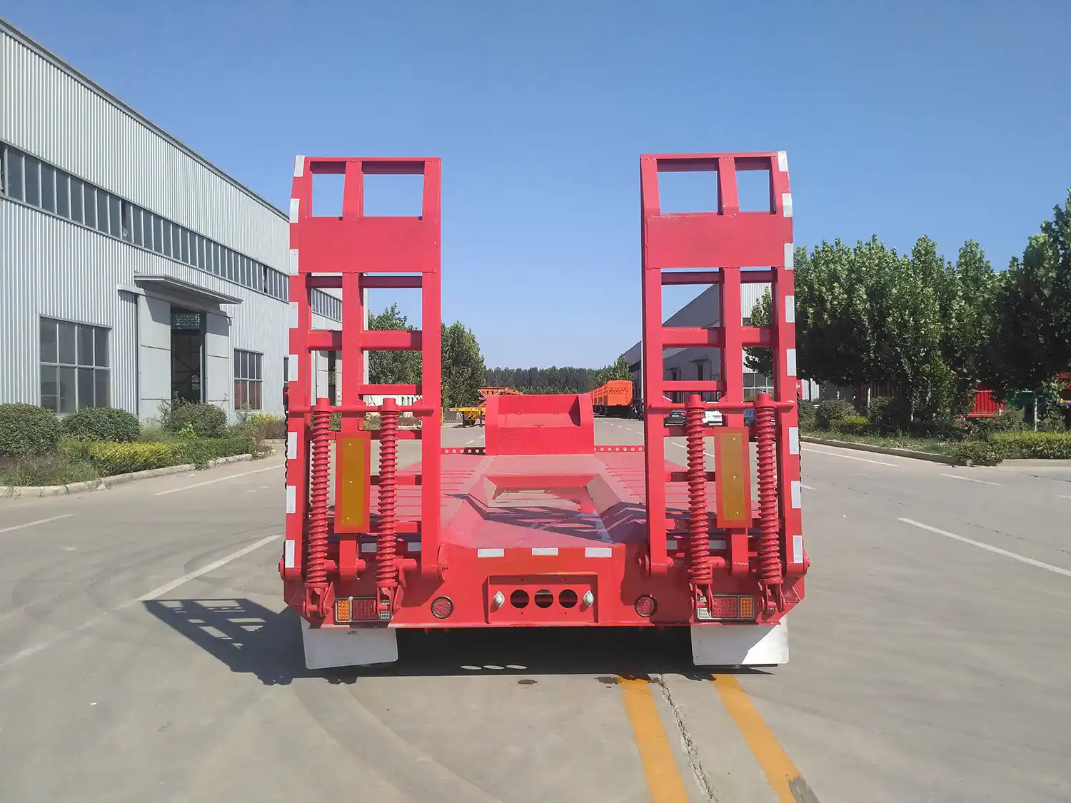 SINOHENG LHL9375TDP low flatbed semi-trailer with short deck and gooseneck view 5