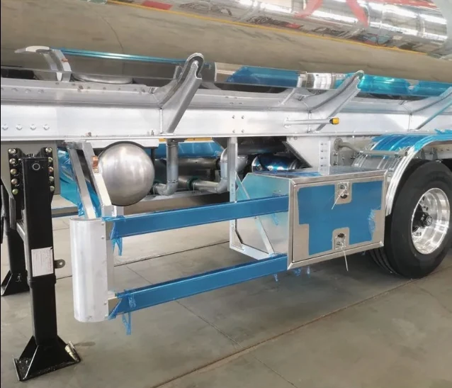 SINOHENG three-axle oil tanker fuel tank semi-trailer with square gooseneck tank view 5