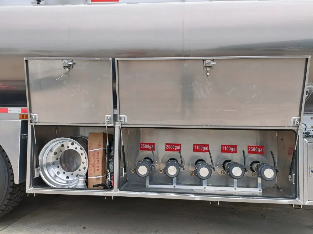 SINOHENG aluminium alloy diesel oil tank semi-trailer with API safety fittings view 5