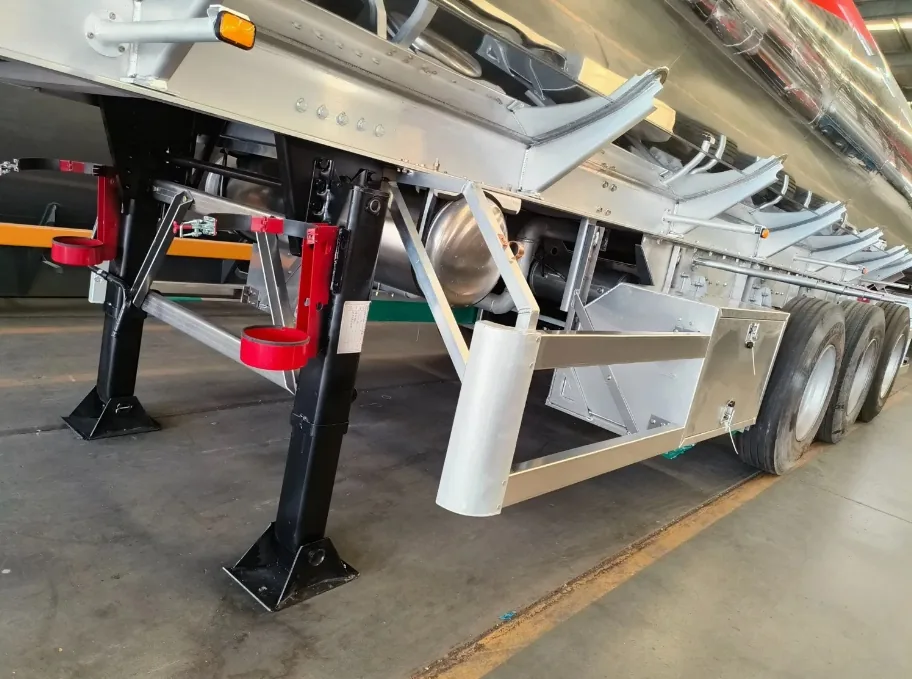 SINOHENG mirror face fuel tanker semi-trailer with polished tank and multiple discharge valves view 5