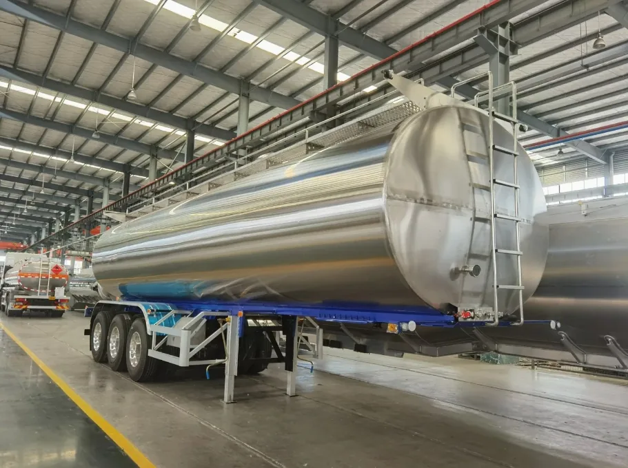 SINOHENG aluminium alloy oil tanker semi-trailer with square gooseneck tank and side walkway view 6