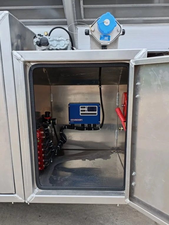 SINOHENG aluminium alloy diesel oil tank semi-trailer with API safety fittings view 6