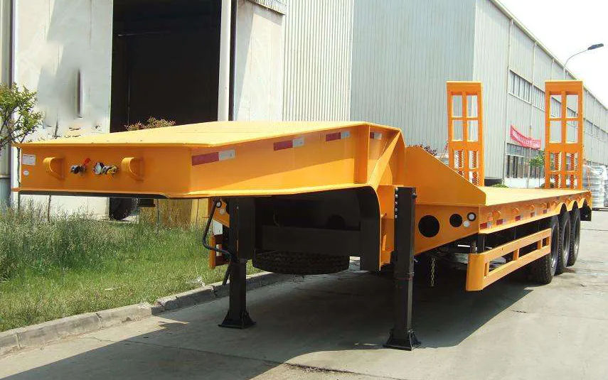 SINOHENG hydraulic gooseneck detachable low bed trailer with the gooseneck lowered for loading