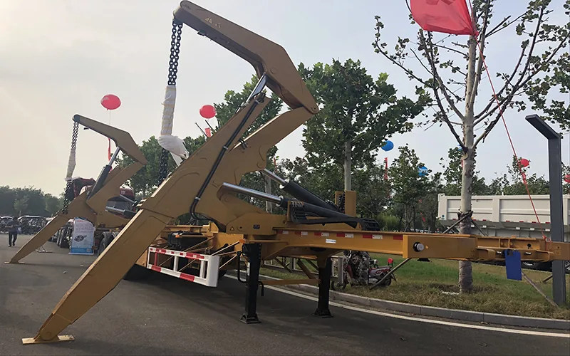 SINOHENG container side loader semi-trailer lifting a shipping container from the ground view 2