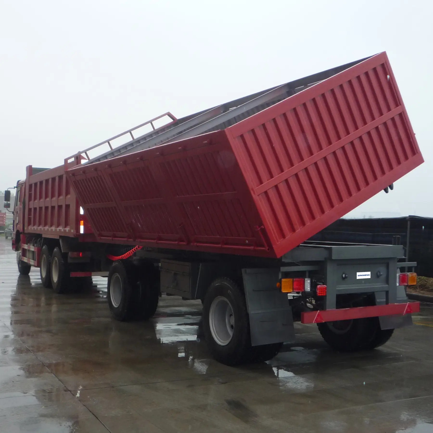 SINOHENG 80 ton hydraulic side tipping semi-trailer discharging to the side