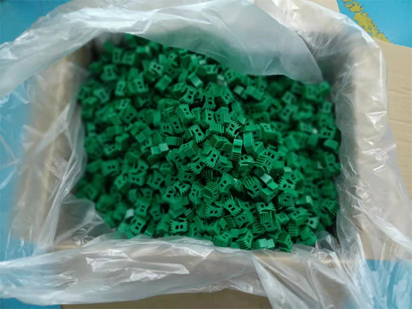 Rubber plug and plastic pin set used to seal the ends of an IC tube