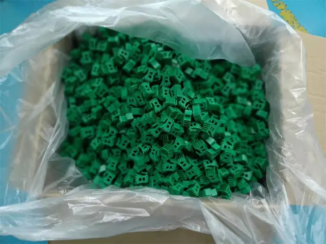 Rubber plug and plastic pin set used to seal the ends of an IC tube