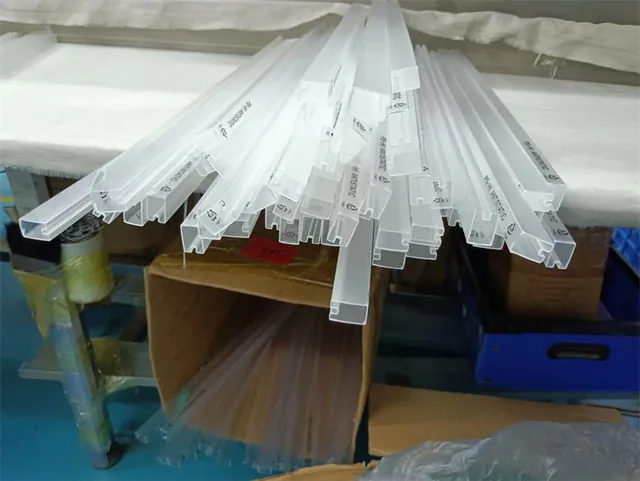 Bundled IC storage tubes with rubber end plugs fitted at both ends