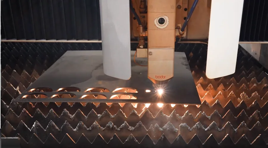 A laser cutting head cutting steel plate at the ShengJingYe plant