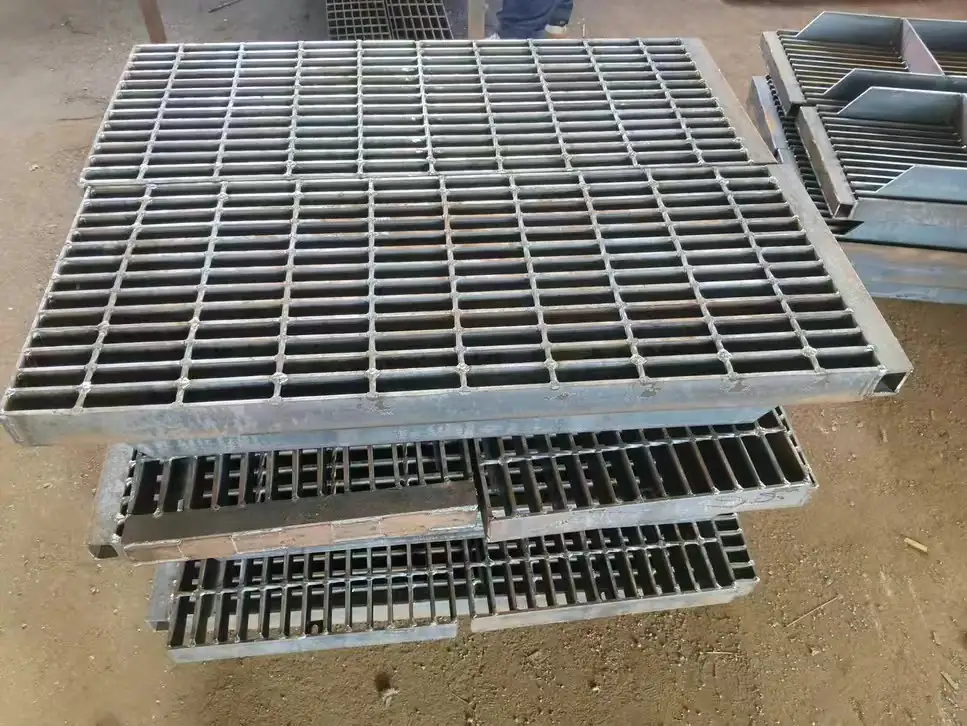 Concrete Cover Grating 30x2.5 Hook Type, photographed at the ShengJingYe plant in Yantai