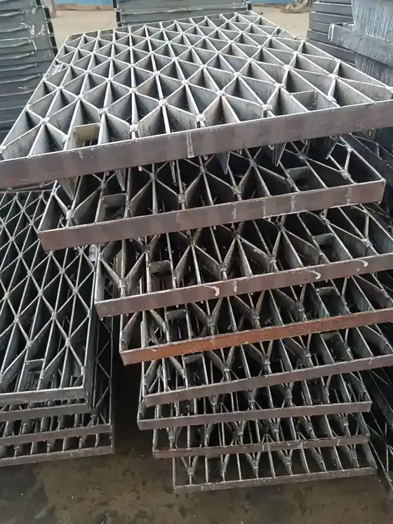 Concrete Cover Grating 100x5 With Flat Cross Bar produced by ShengJingYe