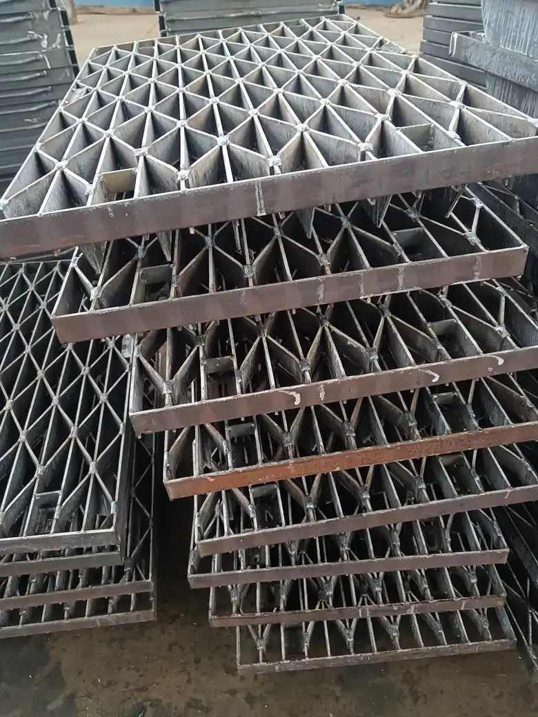 Concrete Cover Grating 100x5 Vehicle Duty Panel, photographed at the ShengJingYe plant in Yantai