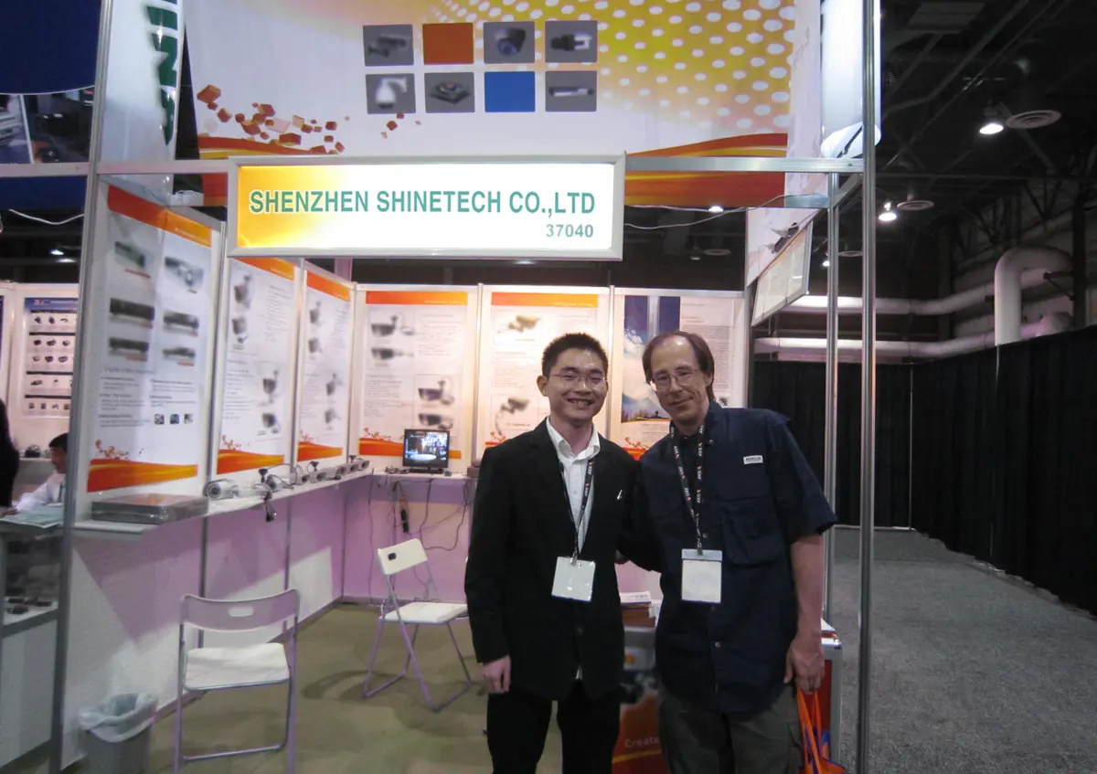 Overseas customers at the Shenzhen Shinetech exhibition booth