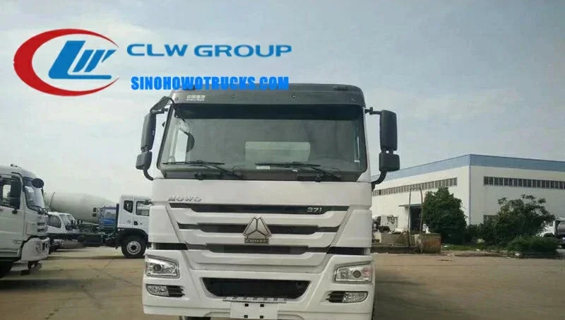 12 wheel Sinotruk HOWO 30 ton water tanker truck with rear spray system and high cannon in operation