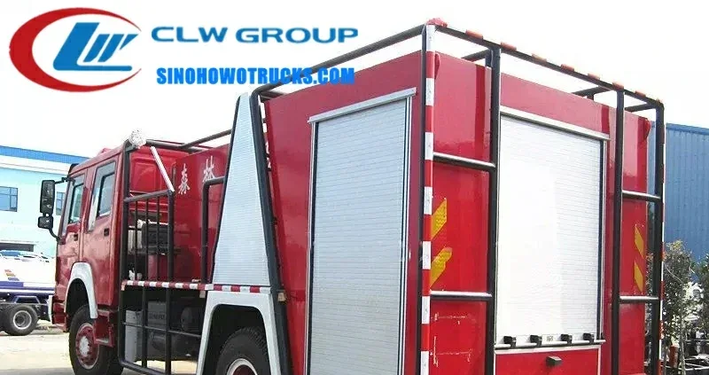 Side view of the 4x4 HOWO fire truck showing aluminium alloy roller shutter lockers and 14.00-20 tires