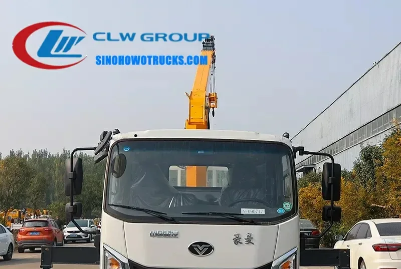 Sinotruk Homan 3 ton truck crane with telescopic boom in urban construction site