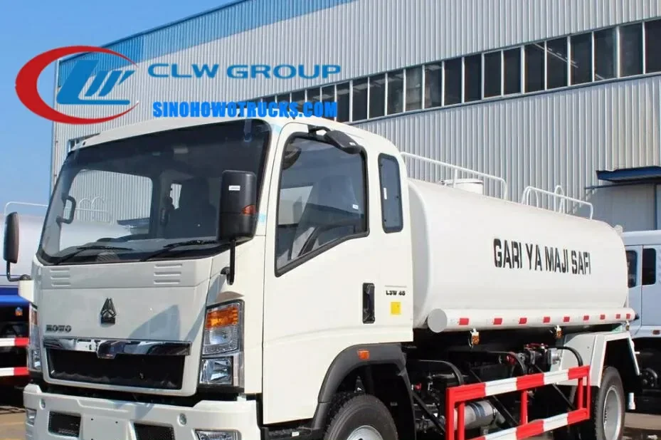 Sinotruk HOWO 4x2 water truck in Panama with front side and rear sprayers in operation