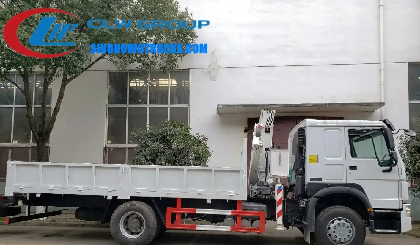 Sinotruk HOWO 8 ton crane truck with telescopic boom in urban construction site