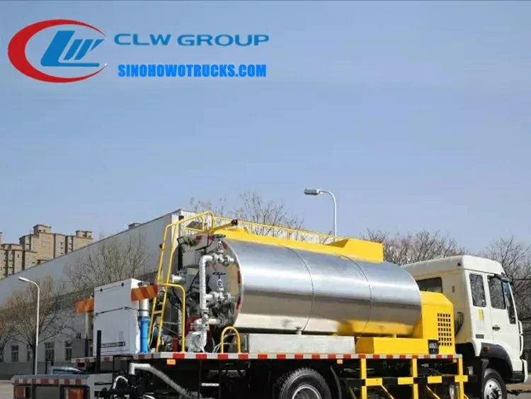 Sinotruk Steyr 10000 litre bitumen distributor truck on HOWO M5G chassis with asphalt tank and spray system