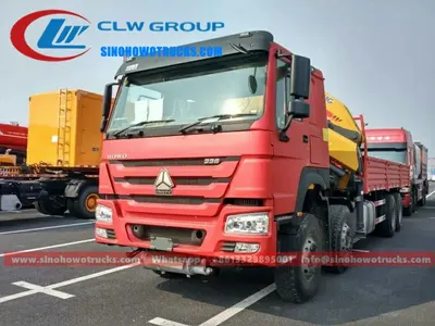 Side view of the HOWO knuckle boom truck showing the high-strength steel boom and hydraulic system