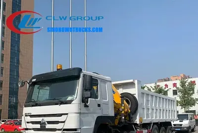 14 wheeler Sinotruk HOWO 20 ton tipper dump truck with crane in construction site environment
