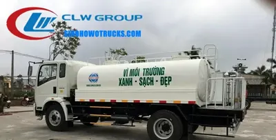 Rear view of the HOWO water truck showing fan-shaped sprinkler and working platform