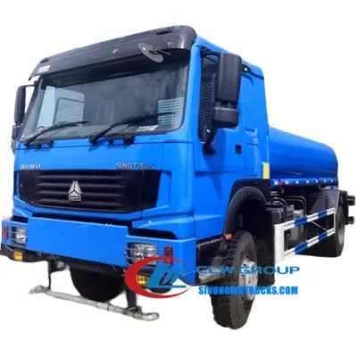 Side view of the 4×4 HOWO water tanker with front and side sprayers and 12.00R20 tires