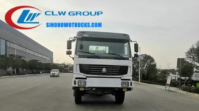 Side view of the 4×4 HOWO milk tanker showing four 2000L compartments and polyurethane insulation
