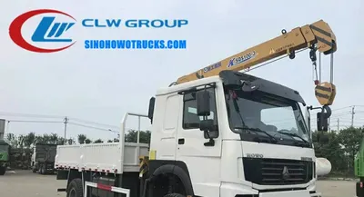 4×4 Sinotruk HOWO desert 8t mobile crane truck with telescopic boom in desert terrain