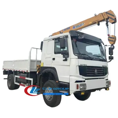 Side view of the 4×4 HOWO truck-mounted crane with knuckle boom extended