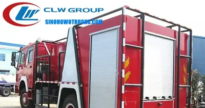 Side view of the 4x4 HOWO fire truck showing aluminium alloy roller shutter lockers and 14.00-20 tires