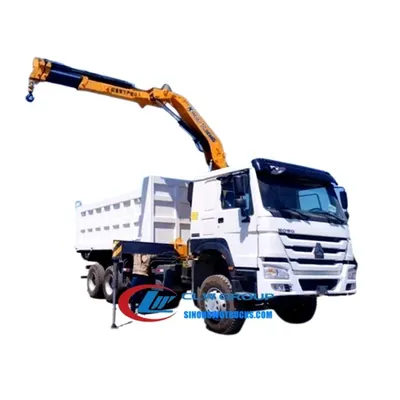 Rear view of the HOWO truck with crane, showing the float three-point bridge structure and hydraulic cylinders