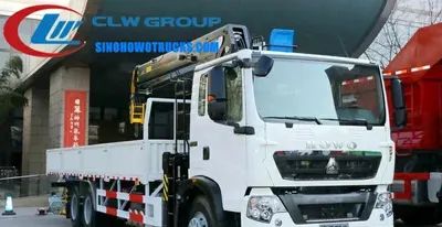 Side view of the HOWO crane truck showing the high-strength steel boom and float bridge structure