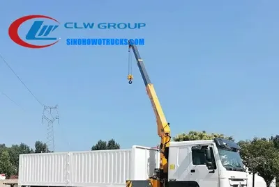 Side view of the HOWO crane truck showing the compact hinge point and float bridge structure