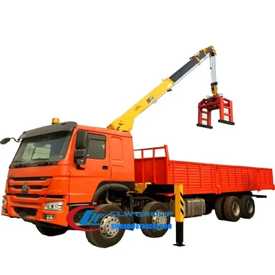 Side view of the HOWO crane truck showing the telescopic boom and grabber attachment
