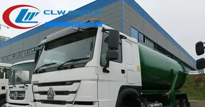 Side view of the HOWO sewage truck showing the 5500 mm tank and hydraulic tailgate lift