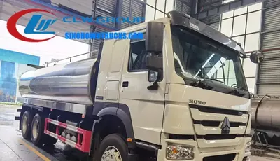 Side view of the HOWO milk tanker showing four compartments and 80mm polyurethane insulation layer