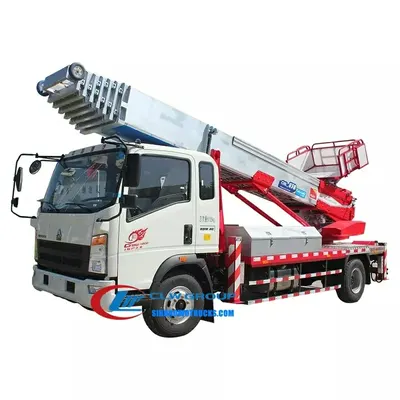 Side view of the HOWO aerial ladder truck showing the 4×2 chassis, outriggers, and platform cage